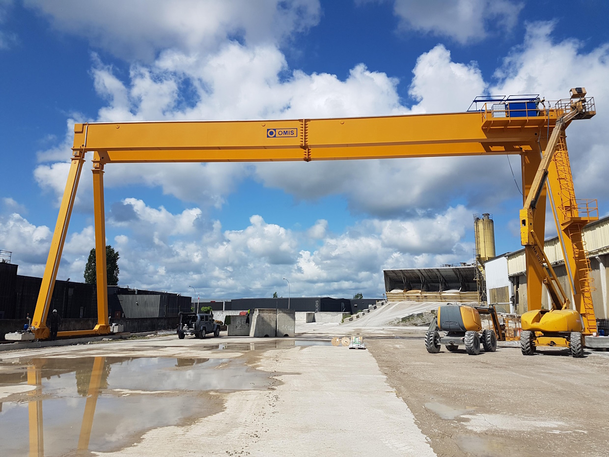 Grue jaune sur un site industriel en journée.